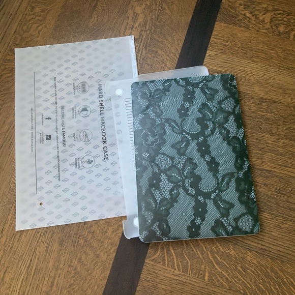 BURGA Magnetic Hardshell MacBook Case Black Lace Design MacBook Air 13 NEW - Picture 5 of 9